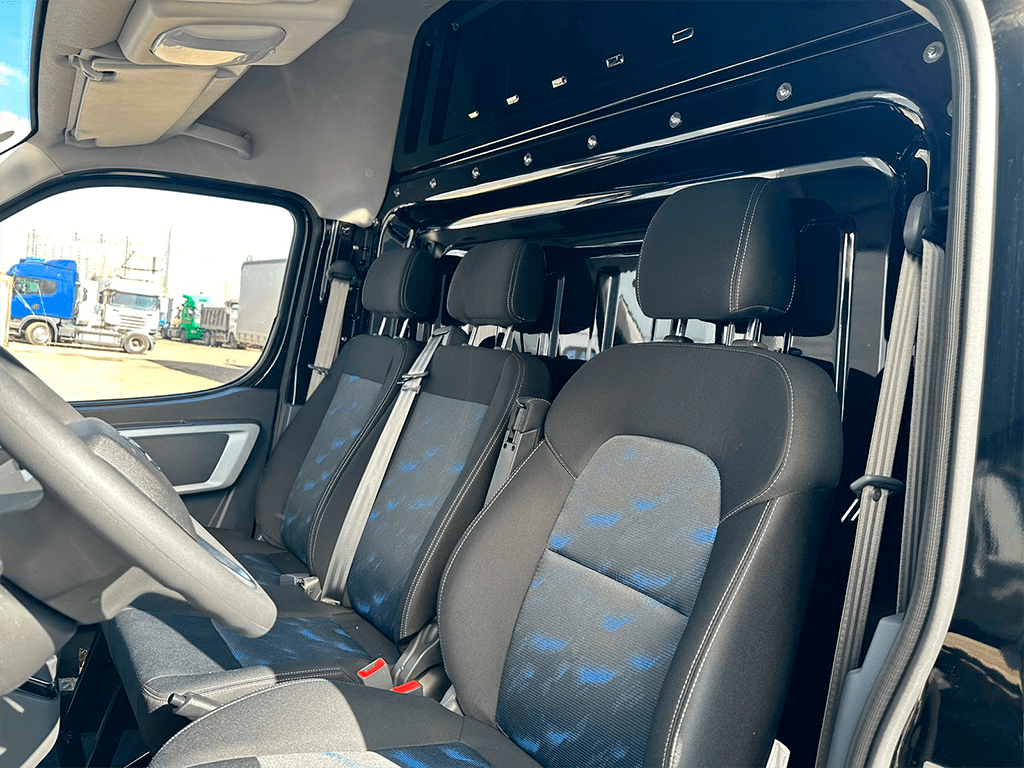 Цельнометаллический фургон черный DongFeng